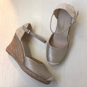 Espadrille with wedge made of metallic linen